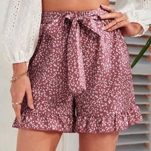 Cute leopard ruffled hemmed belted shorts. High waisted.